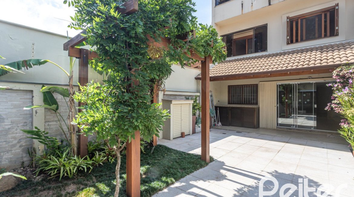 Casa à venda com 237m², 3 dormitórios, 3 suítes, 2 vagas, no bairro Tristeza em Porto Alegre