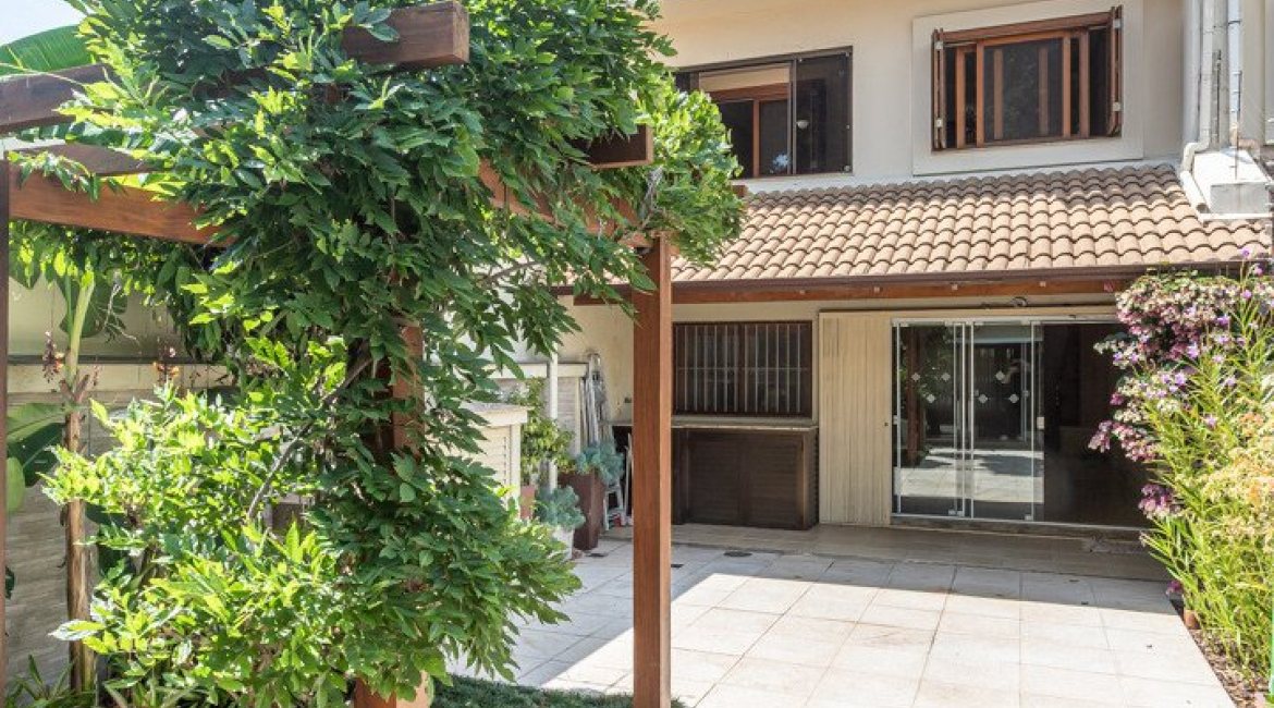 Casa à venda com 237m², 3 dormitórios, 3 suítes, 2 vagas, no bairro Tristeza em Porto Alegre