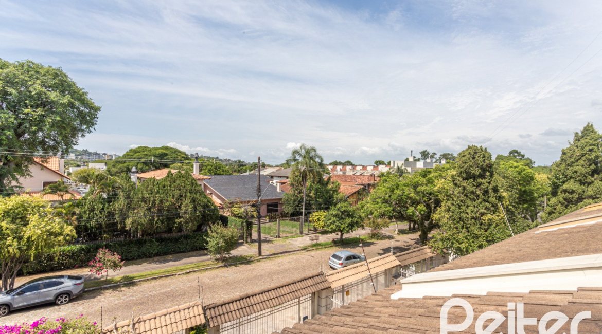 Casa à venda com 237m², 3 dormitórios, 3 suítes, 2 vagas, no bairro Tristeza em Porto Alegre
