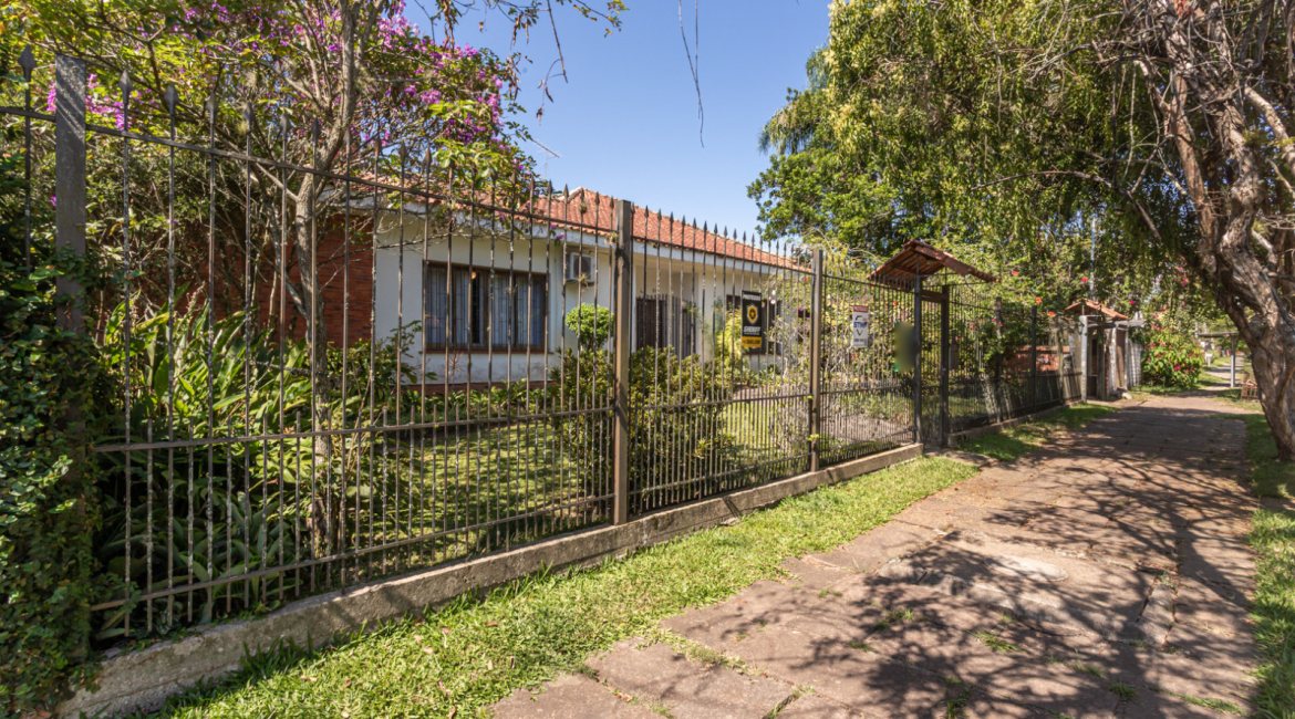 Casa à venda com 343m², 3 dormitórios, 4 vagas, no bairro Vila Assunção em Porto Alegre