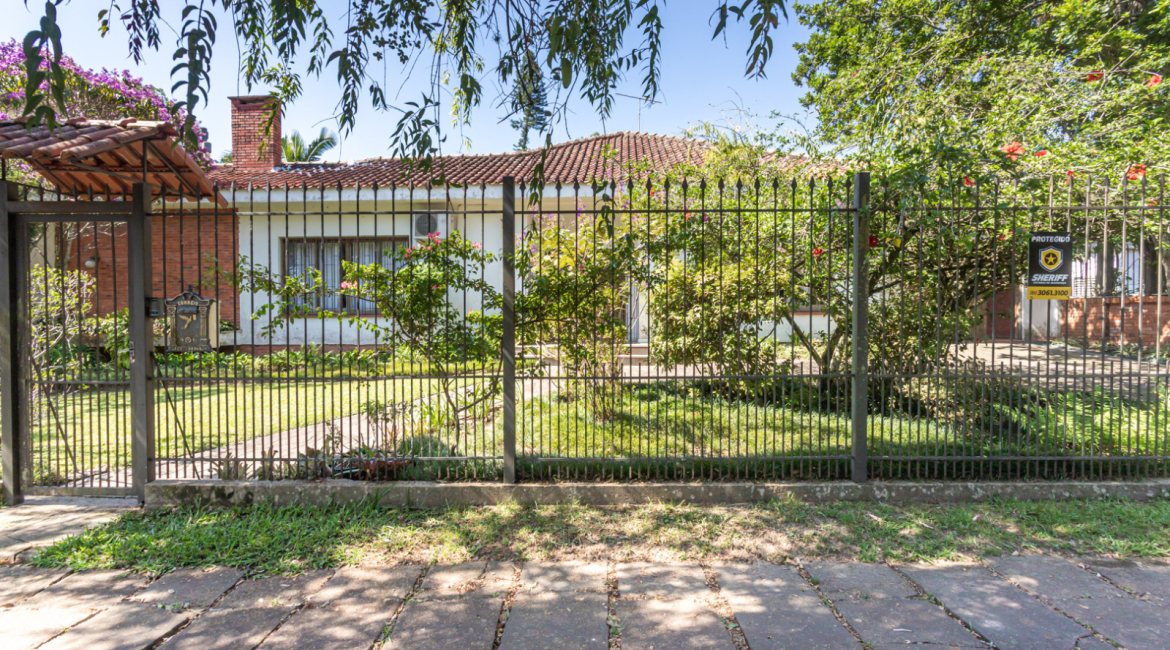 Casa à venda com 343m², 3 dormitórios, 4 vagas, no bairro Vila Assunção em Porto Alegre