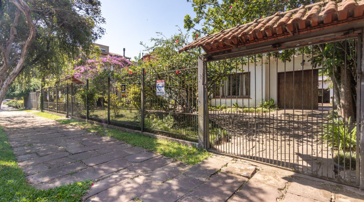 Casa à venda com 343m², 3 dormitórios, 4 vagas, no bairro Vila Assunção em Porto Alegre