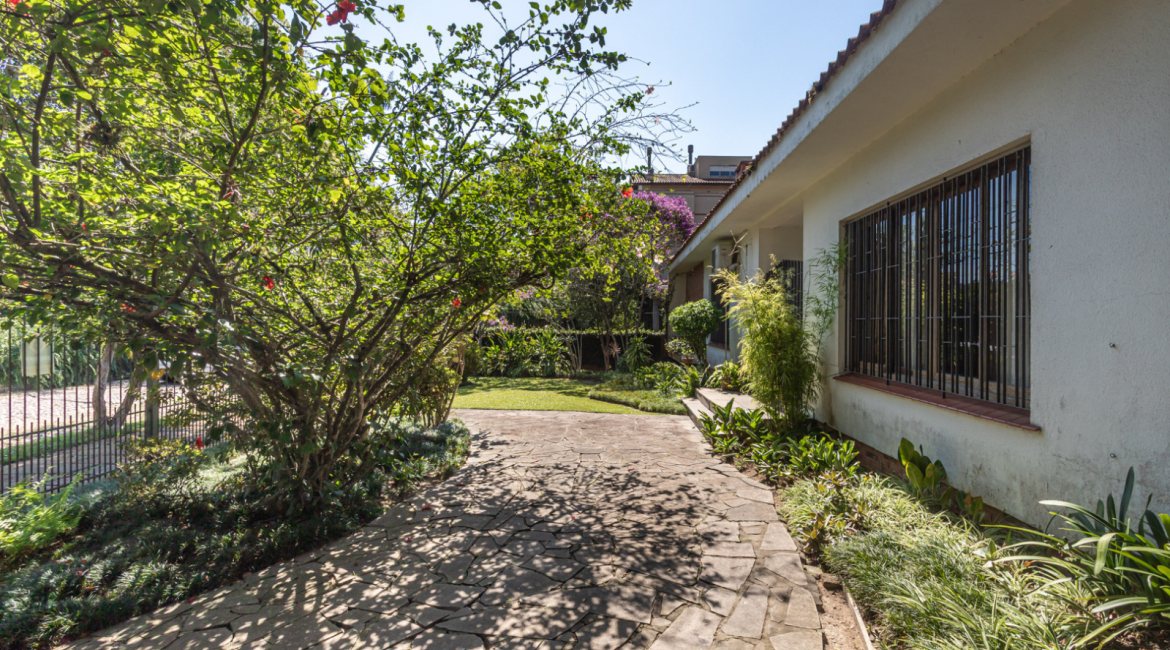 Casa à venda com 343m², 3 dormitórios, 4 vagas, no bairro Vila Assunção em Porto Alegre