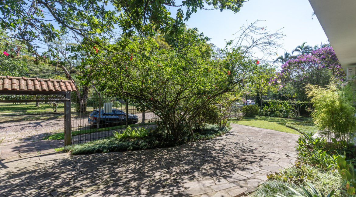 Casa à venda com 343m², 3 dormitórios, 4 vagas, no bairro Vila Assunção em Porto Alegre