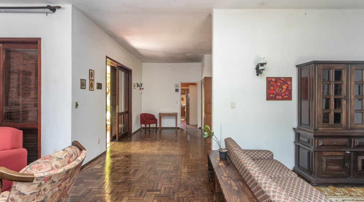 Casa à venda com 343m², 3 dormitórios, 4 vagas, no bairro Vila Assunção em Porto Alegre