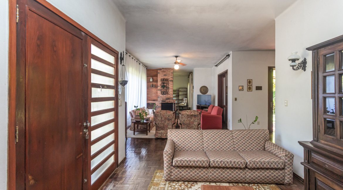 Casa à venda com 343m², 3 dormitórios, 4 vagas, no bairro Vila Assunção em Porto Alegre