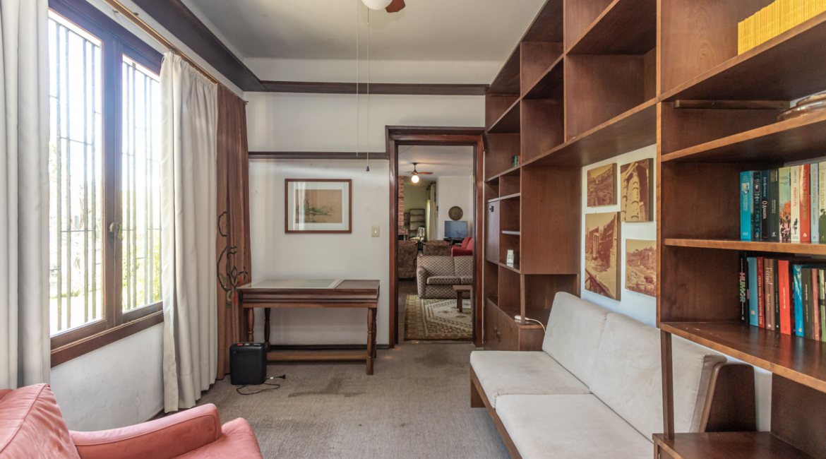 Casa à venda com 343m², 3 dormitórios, 4 vagas, no bairro Vila Assunção em Porto Alegre