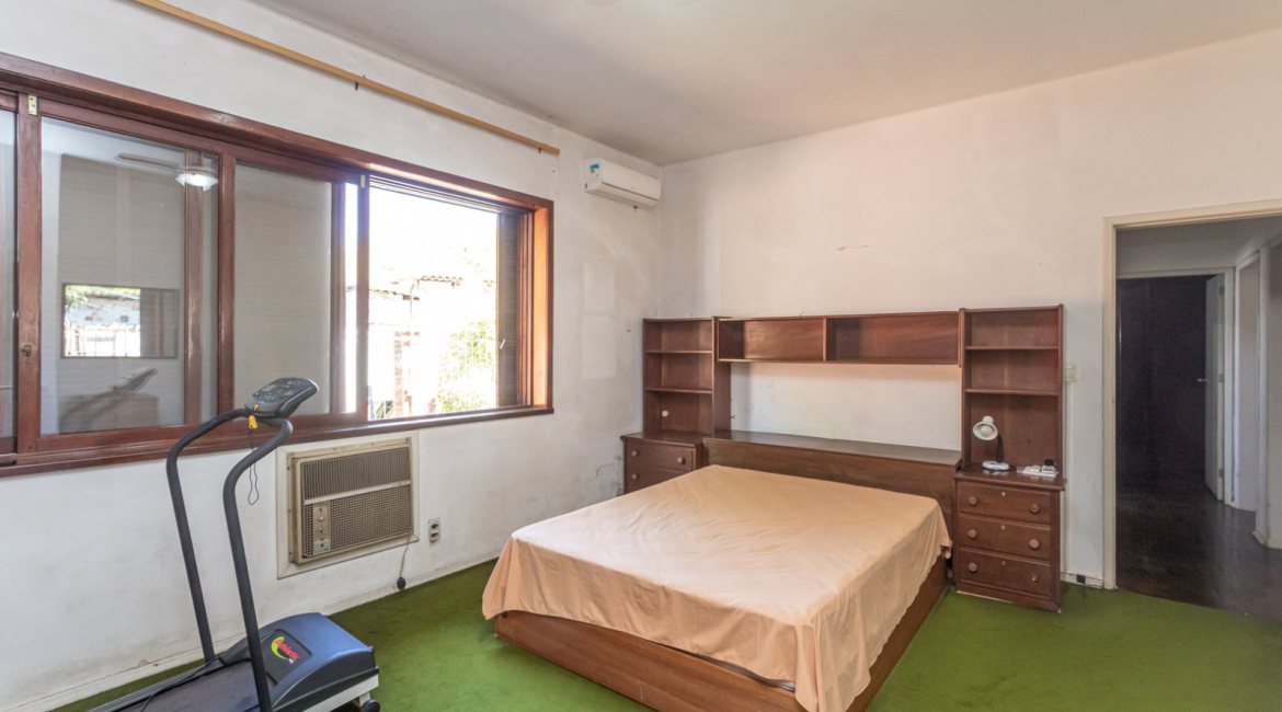 Casa à venda com 343m², 3 dormitórios, 4 vagas, no bairro Vila Assunção em Porto Alegre