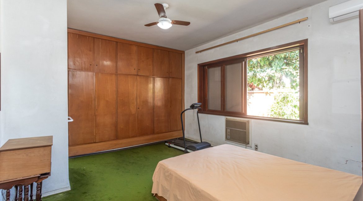 Casa à venda com 343m², 3 dormitórios, 4 vagas, no bairro Vila Assunção em Porto Alegre