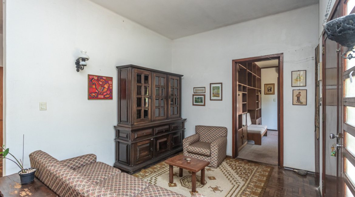 Casa à venda com 343m², 3 dormitórios, 4 vagas, no bairro Vila Assunção em Porto Alegre