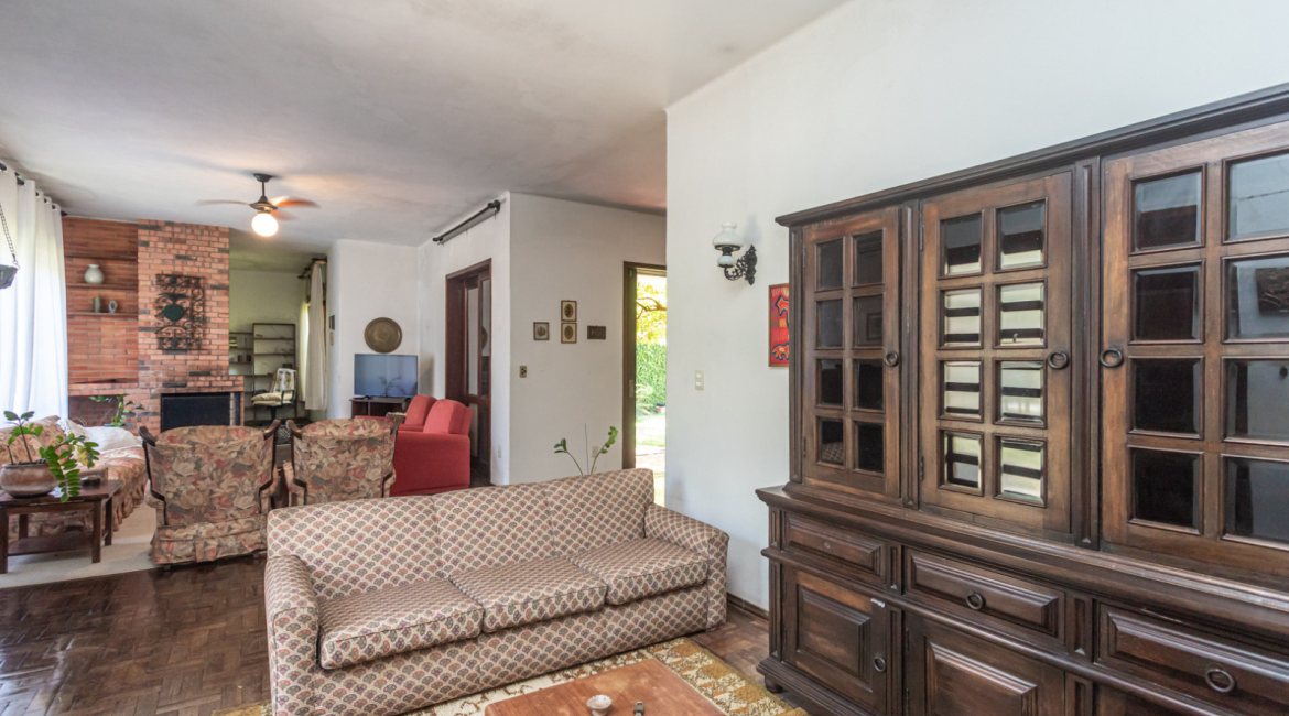 Casa à venda com 343m², 3 dormitórios, 4 vagas, no bairro Vila Assunção em Porto Alegre