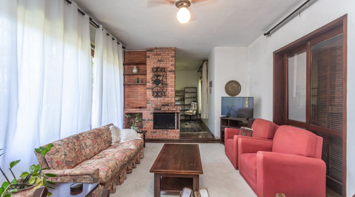 Casa à venda com 343m², 3 dormitórios, 4 vagas, no bairro Vila Assunção em Porto Alegre