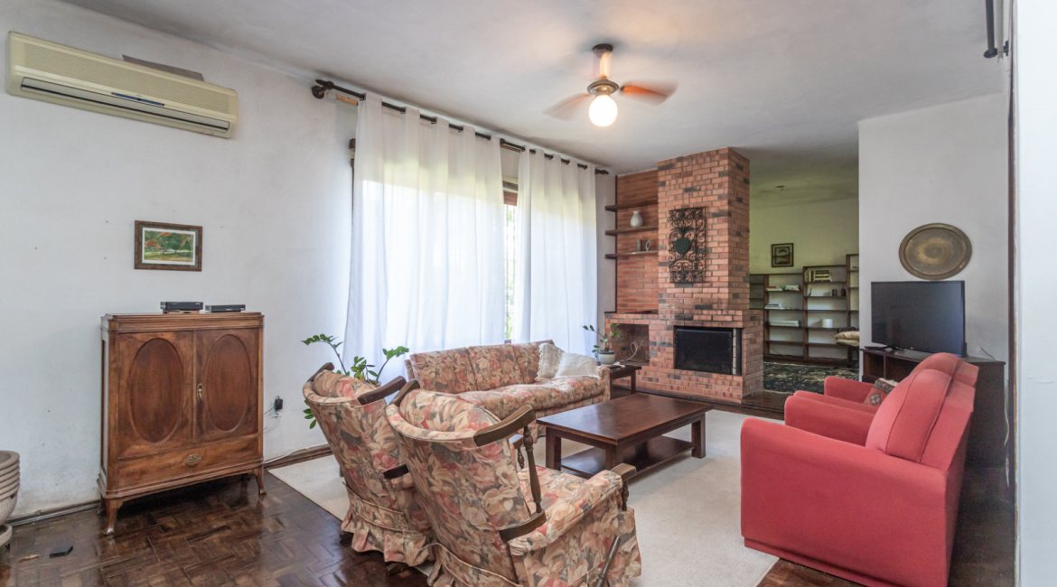 Casa à venda com 343m², 3 dormitórios, 4 vagas, no bairro Vila Assunção em Porto Alegre