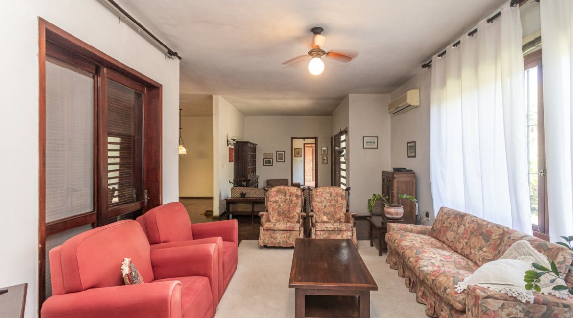 Casa à venda com 343m², 3 dormitórios, 4 vagas, no bairro Vila Assunção em Porto Alegre