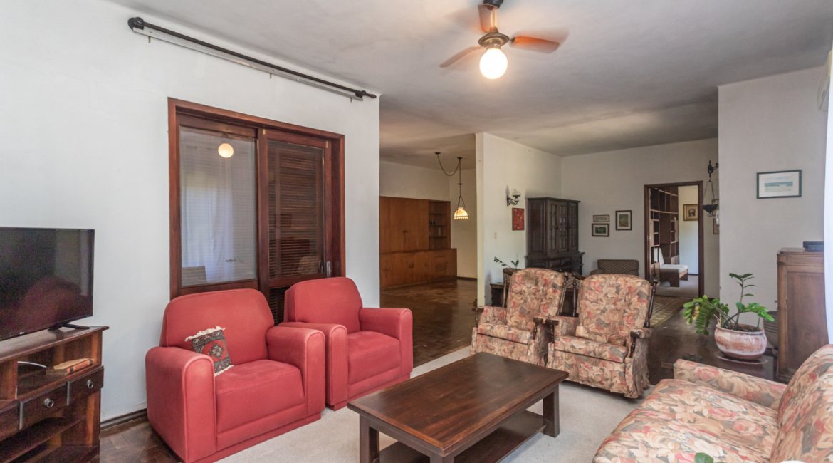 Casa à venda com 343m², 3 dormitórios, 4 vagas, no bairro Vila Assunção em Porto Alegre