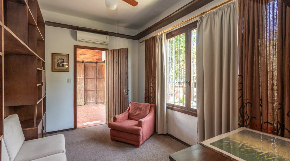 Casa à venda com 343m², 3 dormitórios, 4 vagas, no bairro Vila Assunção em Porto Alegre