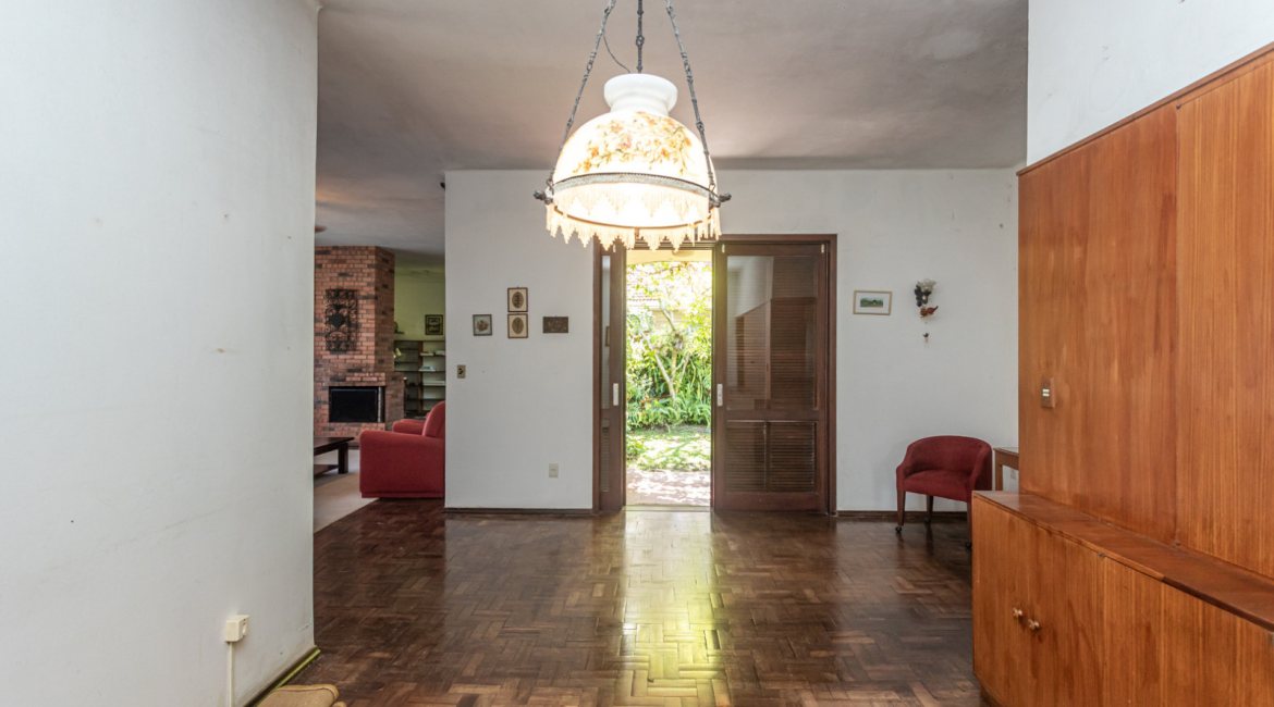 Casa à venda com 343m², 3 dormitórios, 4 vagas, no bairro Vila Assunção em Porto Alegre