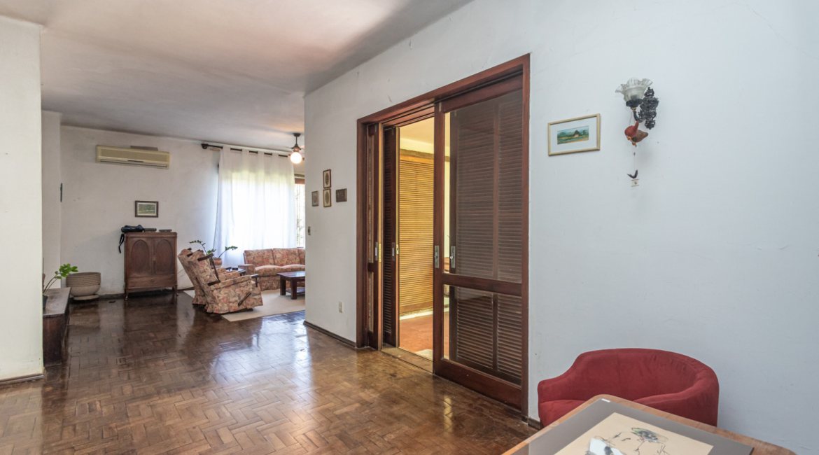 Casa à venda com 343m², 3 dormitórios, 4 vagas, no bairro Vila Assunção em Porto Alegre