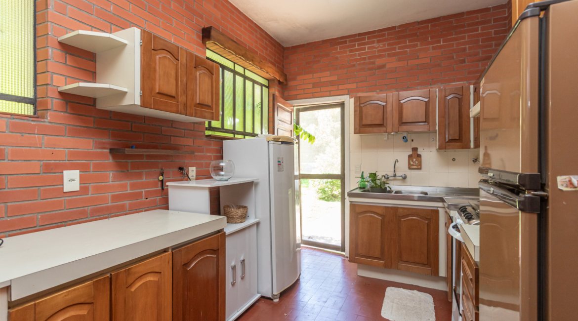 Casa à venda com 343m², 3 dormitórios, 4 vagas, no bairro Vila Assunção em Porto Alegre