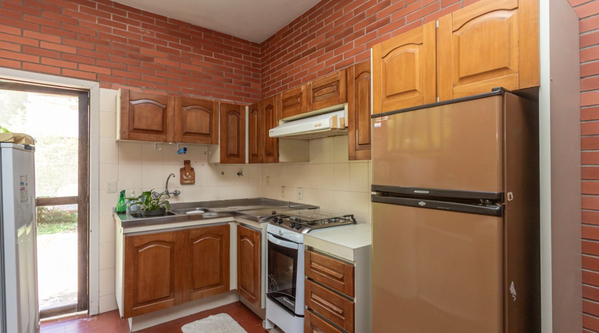 Casa à venda com 343m², 3 dormitórios, 4 vagas, no bairro Vila Assunção em Porto Alegre