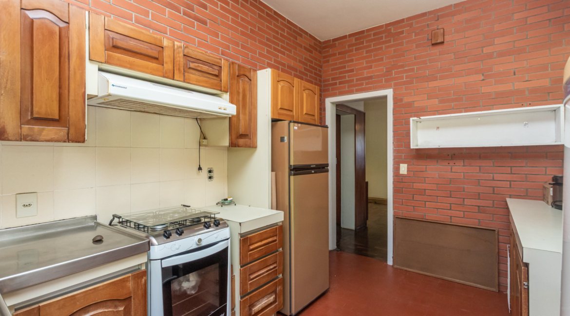 Casa à venda com 343m², 3 dormitórios, 4 vagas, no bairro Vila Assunção em Porto Alegre