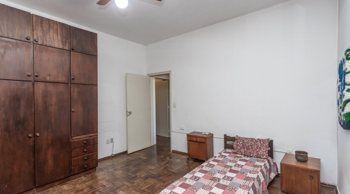 Casa à venda com 343m², 3 dormitórios, 4 vagas, no bairro Vila Assunção em Porto Alegre