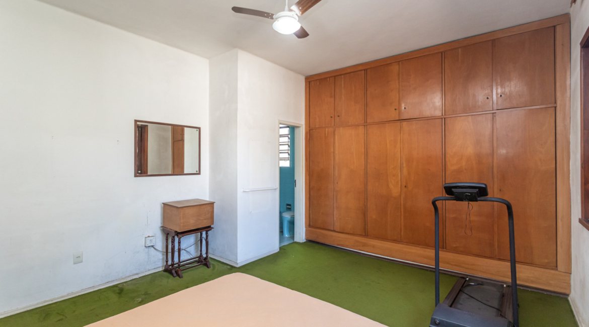 Casa à venda com 343m², 3 dormitórios, 4 vagas, no bairro Vila Assunção em Porto Alegre