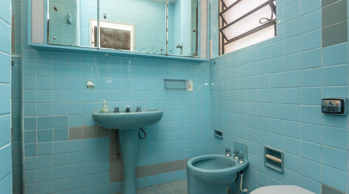 Casa à venda com 343m², 3 dormitórios, 4 vagas, no bairro Vila Assunção em Porto Alegre