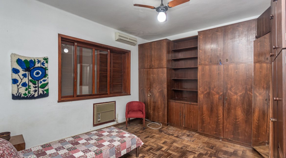 Casa à venda com 343m², 3 dormitórios, 4 vagas, no bairro Vila Assunção em Porto Alegre