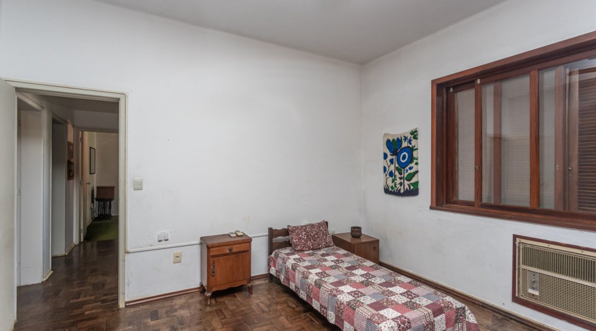 Casa à venda com 343m², 3 dormitórios, 4 vagas, no bairro Vila Assunção em Porto Alegre