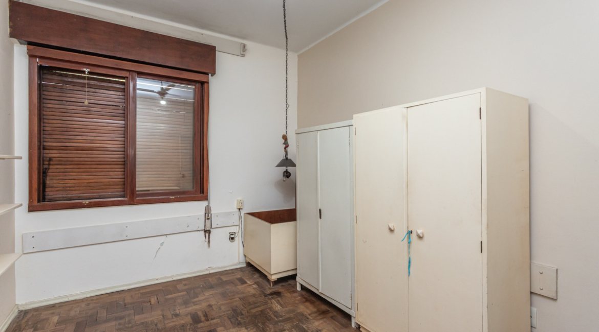 Casa à venda com 343m², 3 dormitórios, 4 vagas, no bairro Vila Assunção em Porto Alegre