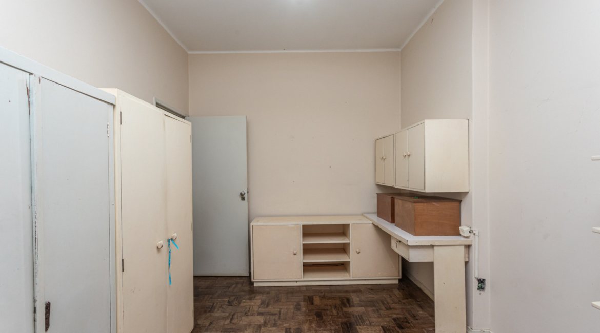 Casa à venda com 343m², 3 dormitórios, 4 vagas, no bairro Vila Assunção em Porto Alegre