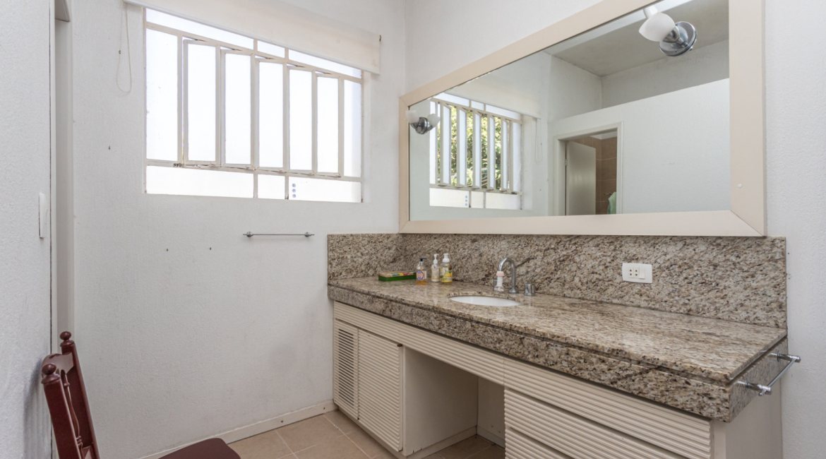 Casa à venda com 343m², 3 dormitórios, 4 vagas, no bairro Vila Assunção em Porto Alegre