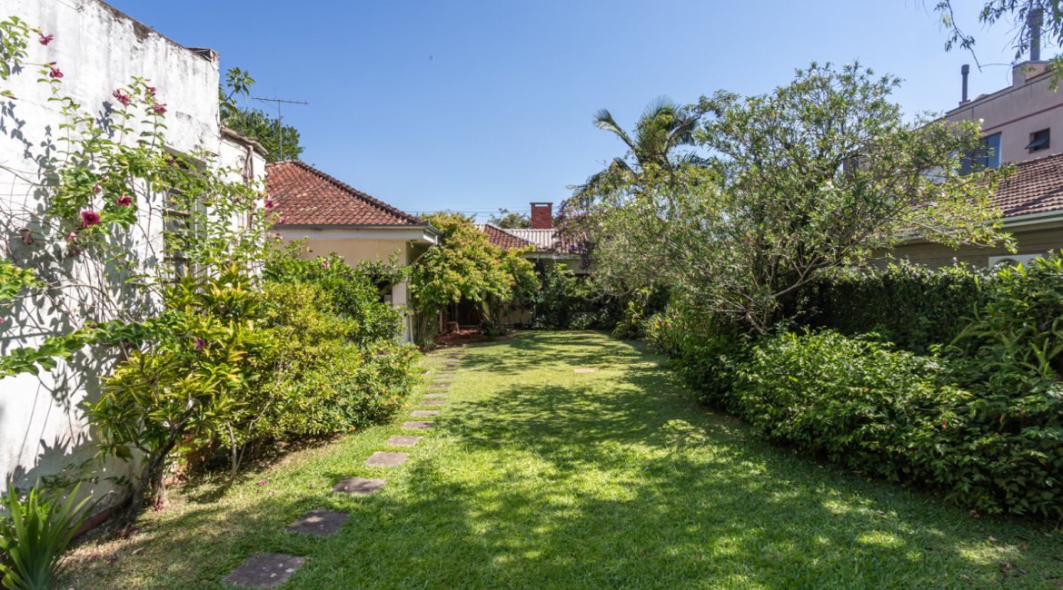 Casa à venda com 343m², 3 dormitórios, 4 vagas, no bairro Vila Assunção em Porto Alegre