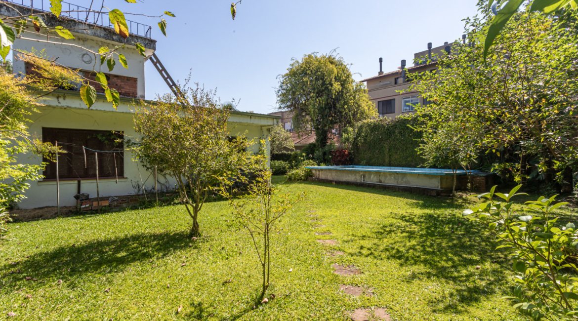 Casa à venda com 343m², 3 dormitórios, 4 vagas, no bairro Vila Assunção em Porto Alegre