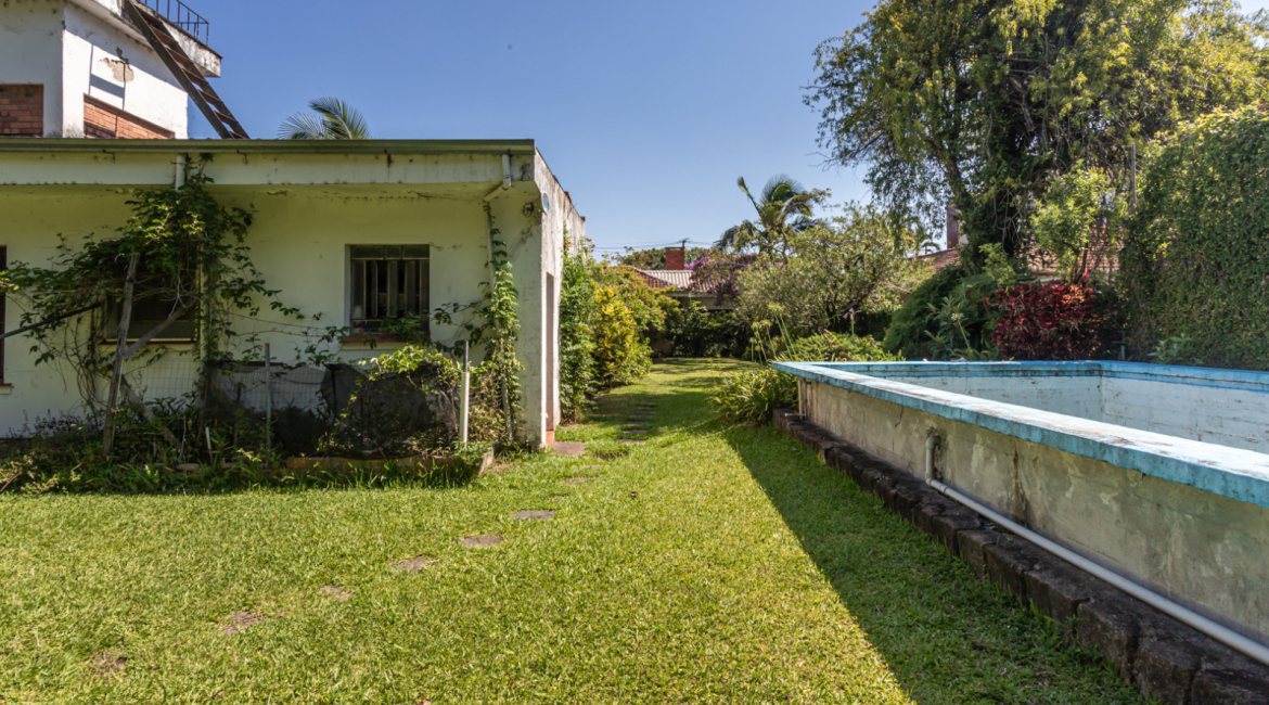 Casa à venda com 343m², 3 dormitórios, 4 vagas, no bairro Vila Assunção em Porto Alegre