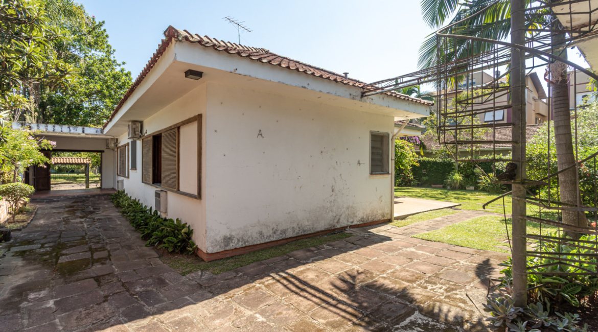 Casa à venda com 343m², 3 dormitórios, 4 vagas, no bairro Vila Assunção em Porto Alegre