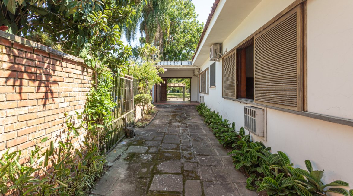 Casa à venda com 343m², 3 dormitórios, 4 vagas, no bairro Vila Assunção em Porto Alegre