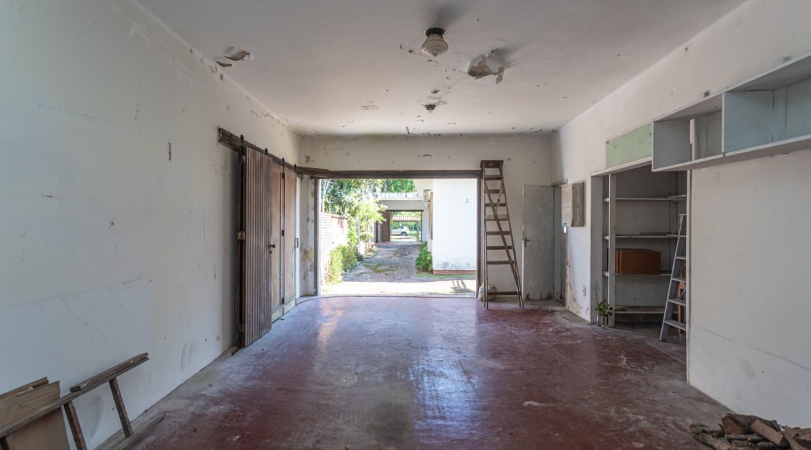 Casa à venda com 343m², 3 dormitórios, 4 vagas, no bairro Vila Assunção em Porto Alegre