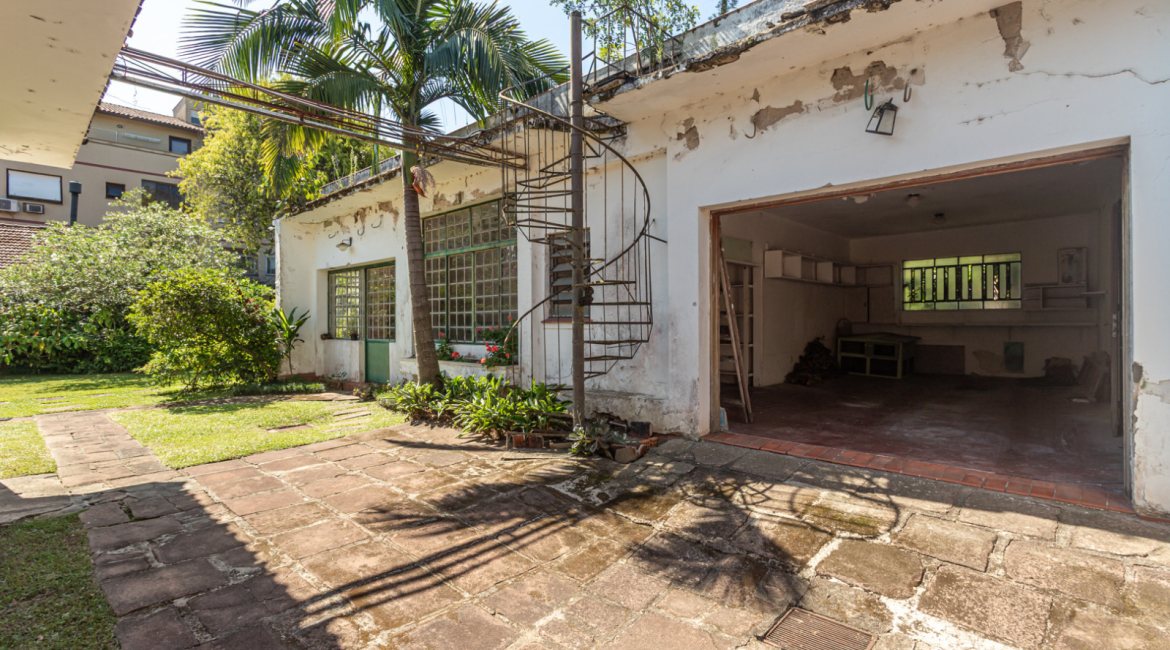 Casa à venda com 343m², 3 dormitórios, 4 vagas, no bairro Vila Assunção em Porto Alegre