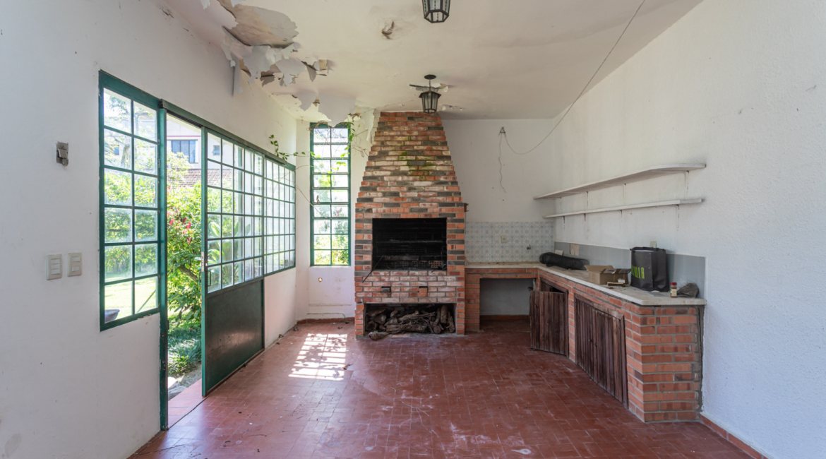 Casa à venda com 343m², 3 dormitórios, 4 vagas, no bairro Vila Assunção em Porto Alegre