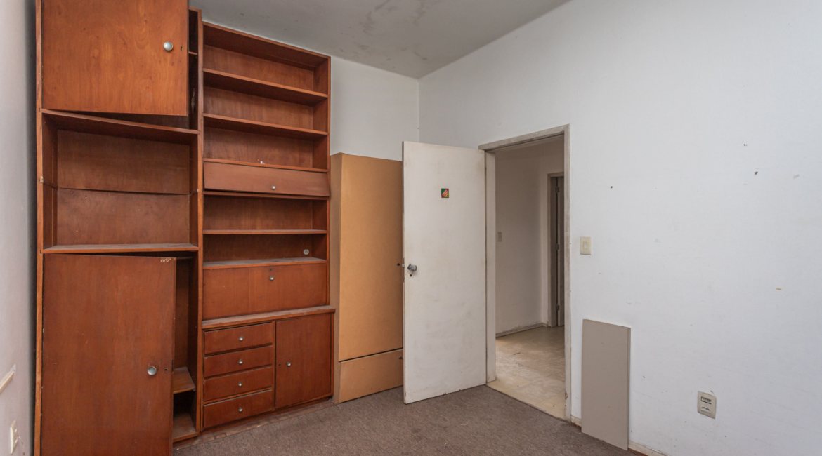 Casa à venda com 343m², 3 dormitórios, 4 vagas, no bairro Vila Assunção em Porto Alegre