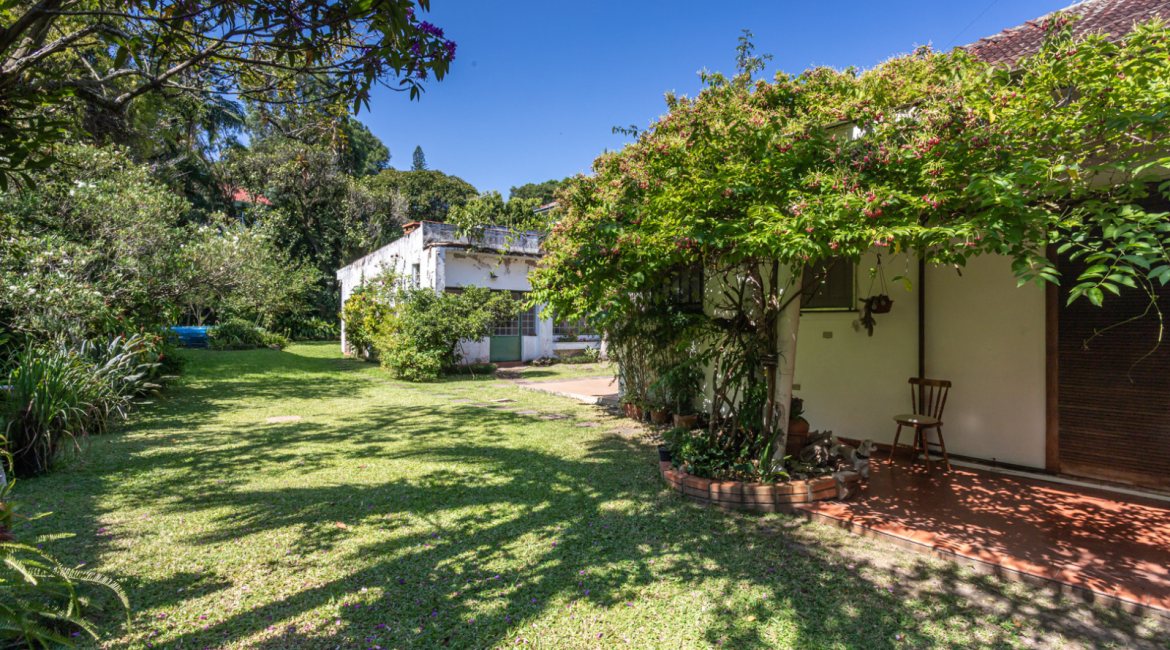 Casa à venda com 343m², 3 dormitórios, 4 vagas, no bairro Vila Assunção em Porto Alegre