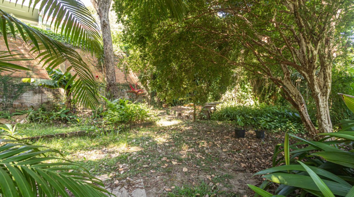 Casa à venda com 343m², 3 dormitórios, 4 vagas, no bairro Vila Assunção em Porto Alegre