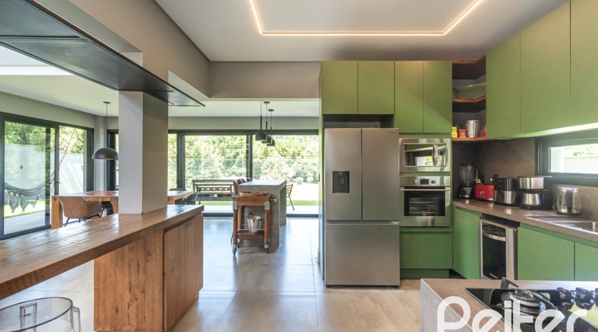 Casa em Condomínio à venda com 300m², 3 dormitórios, 3 suítes, 4 vagas, no bairro Alphaville em PORTO ALEGRE