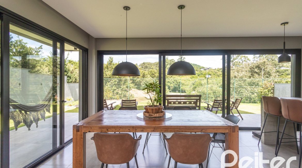 Casa em Condomínio à venda com 300m², 3 dormitórios, 3 suítes, 4 vagas, no bairro Alphaville em PORTO ALEGRE