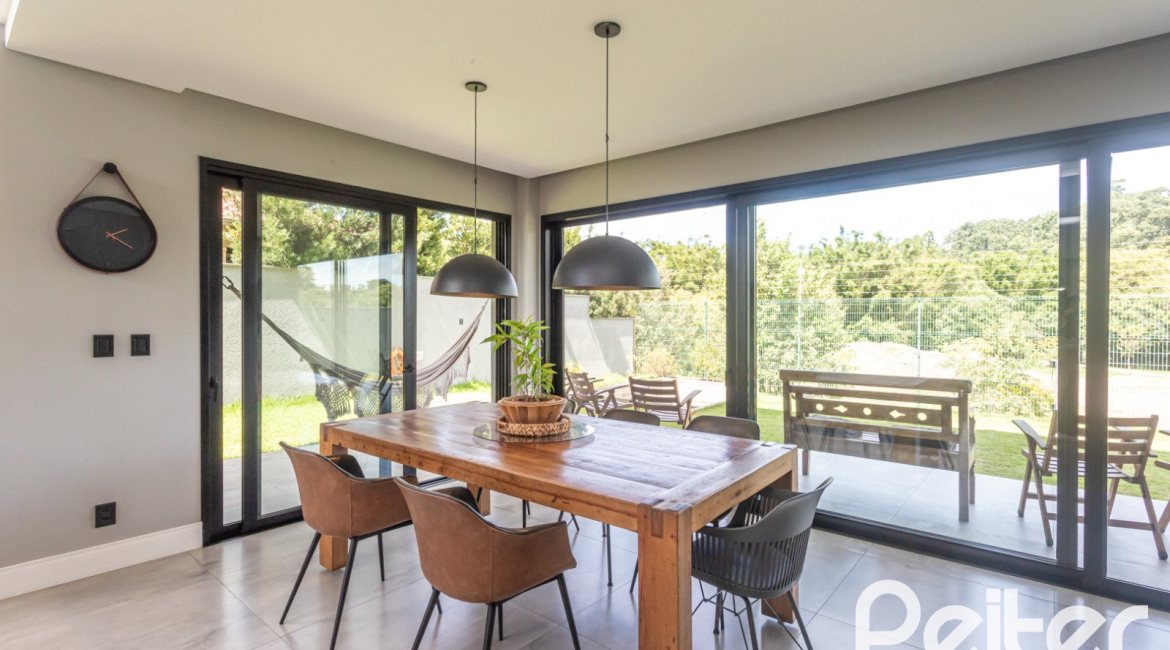 Casa em Condomínio à venda com 300m², 3 dormitórios, 3 suítes, 4 vagas, no bairro Alphaville em PORTO ALEGRE