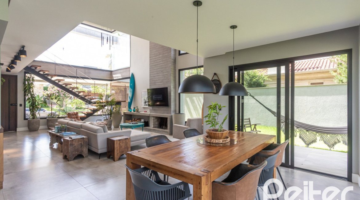 Casa em Condomínio à venda com 300m², 3 dormitórios, 3 suítes, 4 vagas, no bairro Alphaville em PORTO ALEGRE