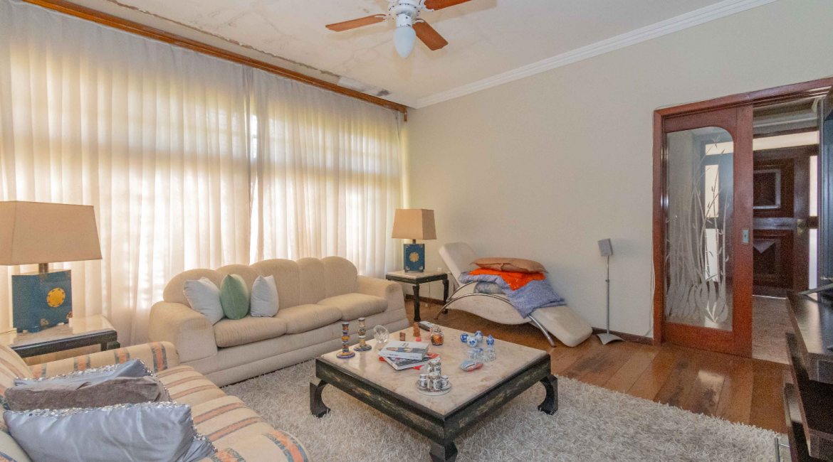 Casa à venda com 244m², 4 dormitórios, 1 suíte, 3 vagas, no bairro Vila Assunção em Porto Alegre