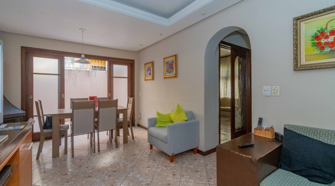 Casa à venda com 244m², 4 dormitórios, 1 suíte, 3 vagas, no bairro Vila Assunção em Porto Alegre